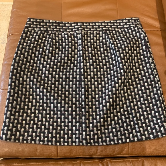 Loft skirt with zipper pockets in front. Side zipper to close. Fully lined. - Picture 3 of 7